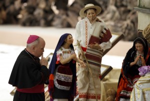 ARCHBISHOP AQUILA VISITS NATIVITY SCENE BEFORE POPE'S GENERAL AUDIENCE AT VATICAN